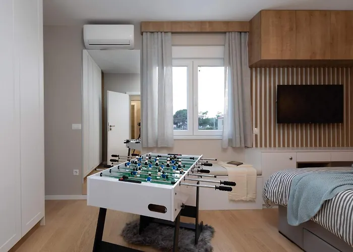 Vikendica In Strandnaehe- Pool- Kinderspielplatz By Interhome *